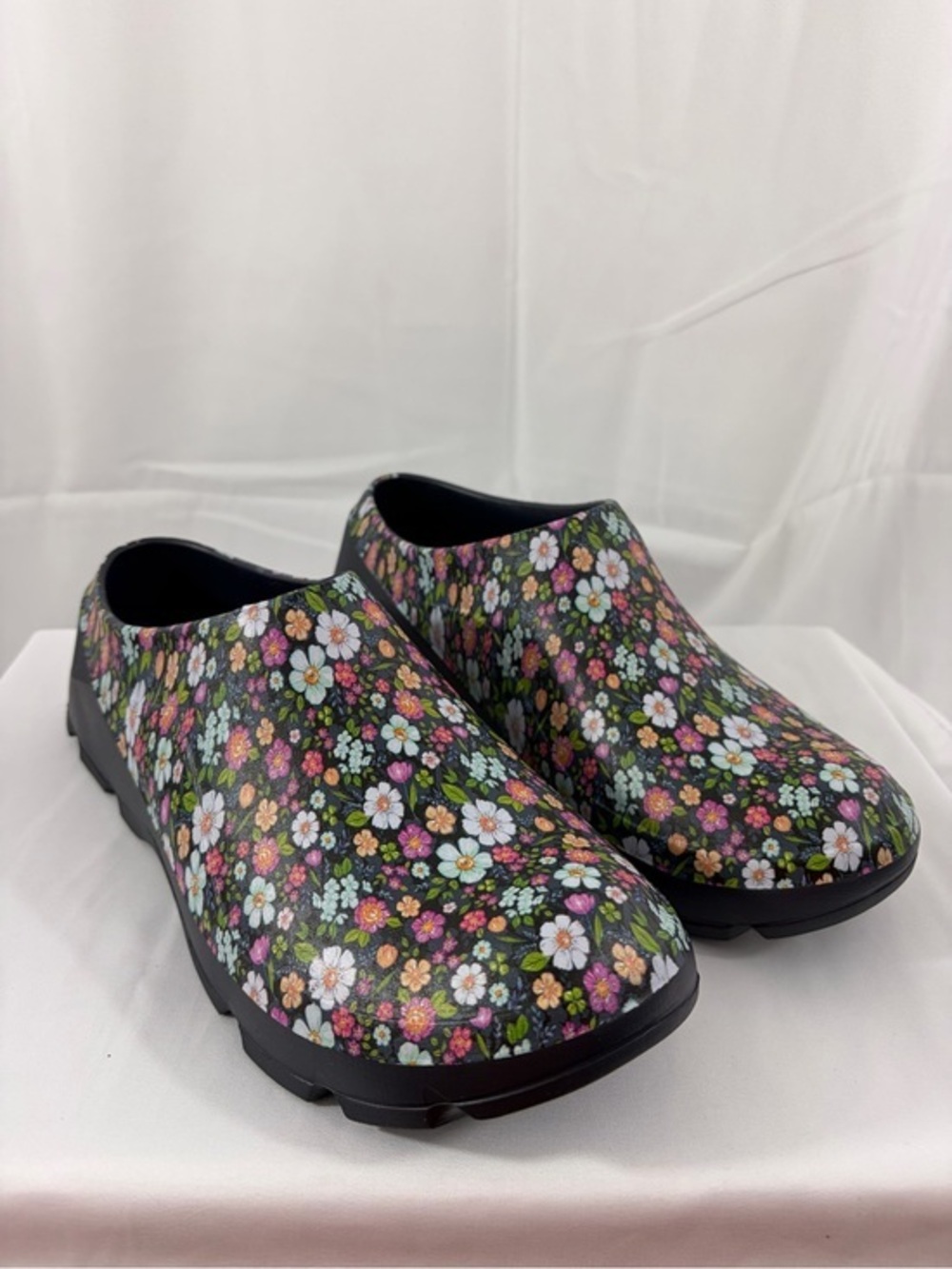NWT Joybees Women’s Size 9W Multicolor Floral Slip-On Clogs